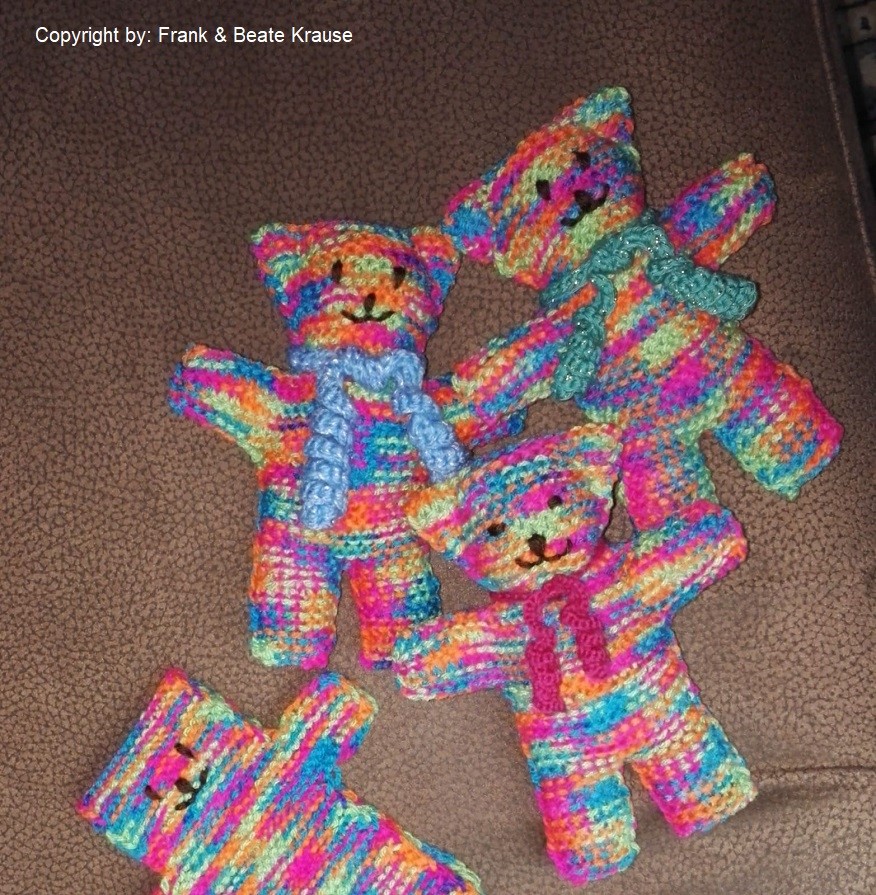 Ein Bild mit handgestrickten Teddys mit Erlös für Bärenherz